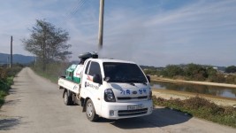 221017_용인특례시, 내년 2월까지 가축전염병 특별방역 대책 기간 운영_사진(1) 청미천에서 소독하고 있는 차량의 모습.jpg