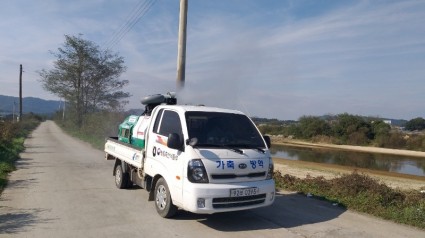 221017_용인특례시, 내년 2월까지 가축전염병 특별방역 대책 기간 운영_사진(1) 청미천에서 소독하고 있는 차량의 모습.jpg