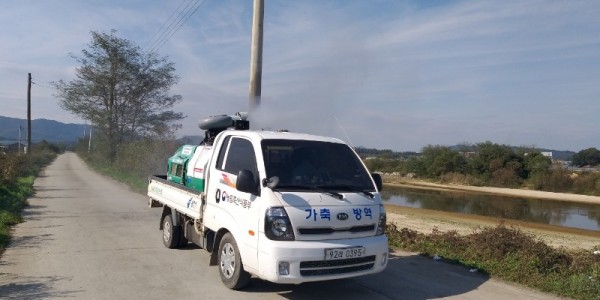 221017_용인특례시, 내년 2월까지 가축전염병 특별방역 대책 기간 운영_사진(1) 청미천에서 소독하고 있는 차량의 모습.jpg