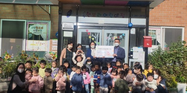 3. 시립한보라어린이집 원아들과 보육교직원이 성금 기탁후 기념촬영을 하고 있다.jpeg
