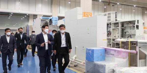 이상일 용인특례시장이 서플러스글로벌 반도체 장비 클러스터에 방문해 김정웅 대표와 함께 1500여 대의 반도체 중고장비가 전시돼있는 항온항습 전시장을 둘러보고 있다. .jpeg