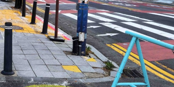 3. 신갈초등학교 앞에 설치된 AI(인공지능) 보행자 교통 방지시스템.jpg