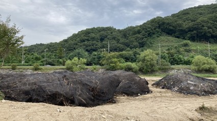 2-2. 낙생저수지 수해 폐기물이 방치돼있다.JPG