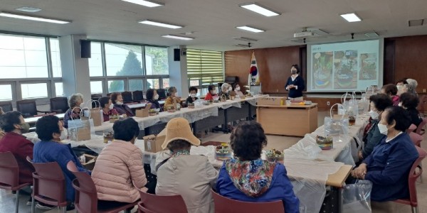 4-1. 처인구 백암면 홀로어르신들이 처인구 보건소에서 운영하는 _테라리움 만들기_ 체험을 하고 있다..jpg