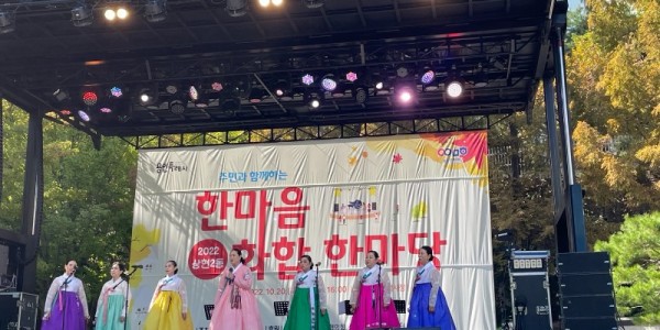 9-2. 상현2동 동민의 날 행사에서 축하공연이 열리고 있다.jpg