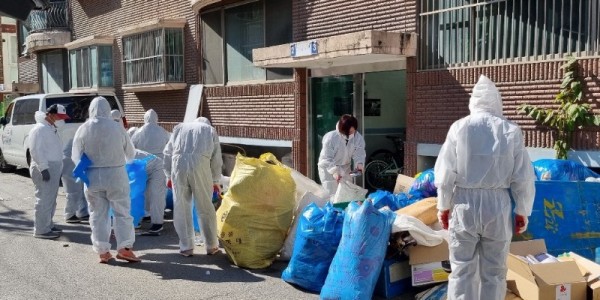 6. 유림동 행정복지센터 직원들과 유림동 행복마을관리소 마을지킴이들이 김 모 어르신 집에 쌓인 쓰레기를 정리하고 있다..jpeg