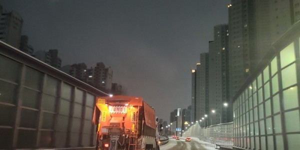 1. 용인시 제설차량이 지난해 폭설 시 도로 제설작업을 진행하고 있다..jpg