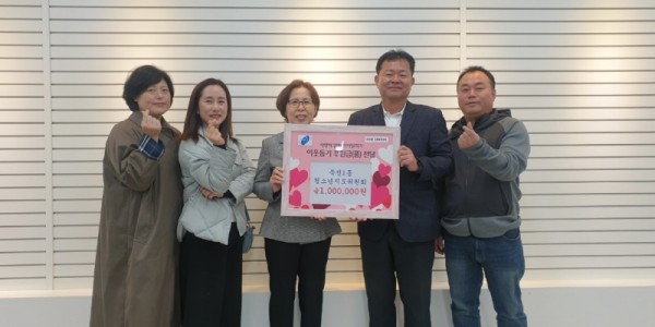 죽전1동 청소년지도위원회원들이 성금 기탁 후 기념촬영을 하고 있다. (왼쪽부터 김진영 위원, 임경란 위원, 박미선 동장, 김형식 위원장, 최준학 위원.jpeg