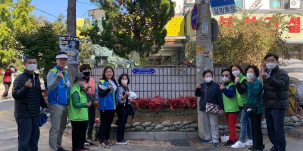 221025_쓰레기-악취 자투리땅, 향기로운 꽃밭 됐네, 신갈동 민관의 기적_사진(3).jpg