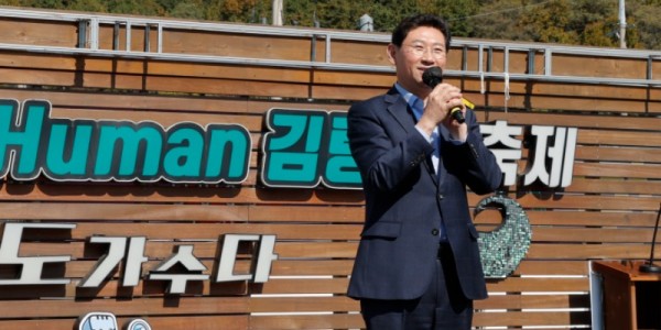 221025_이상일 용인특례시장, 축제 열린 용인중앙시장 찾아 상인ㆍ시민과 소통_사진(1).jpg