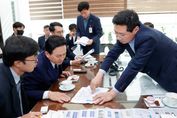 1.이상일 용인특례시장이 원희룡 국토교통부장관에게 용인특례시의 현안을 설명하고 있다.jpg