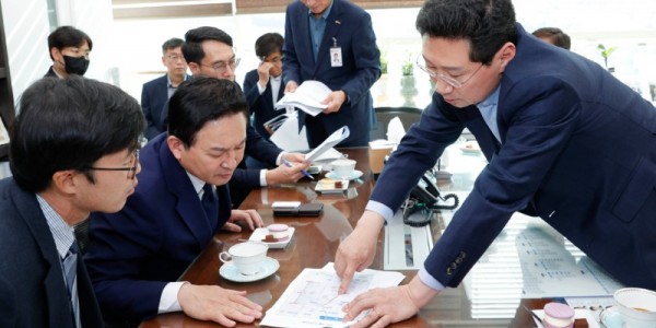 1.이상일 용인특례시장이 원희룡 국토교통부장관에게 용인특례시의 현안을 설명하고 있다.jpg