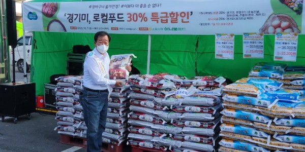 221028 임상오 의원 등 농정해양위원회, 경기미 팔아주기 행사 참석 (1).jpg