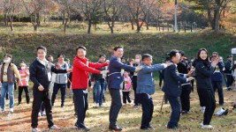 1-2. 이상일 용인특례시장일 비롯한 참석자들이 함께 체조를 하며 몸을 풀고 있다..jpg