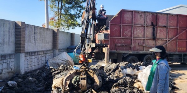 공동집하장 폐비닐 수거 장면.jpg