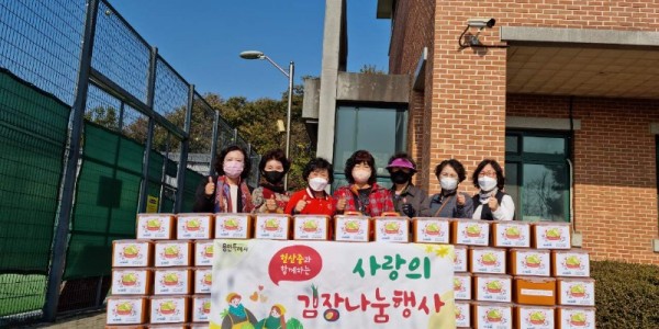 3. 원삼면 지역사회보장협의체 위원들이 헌산중학교 학생들이 직접 담근 김장김치를 어려운 이웃에 전달했다..jpeg