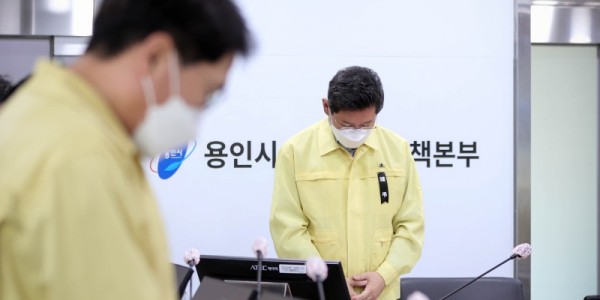 7-1. 이상일 용인특례시장이 30일 이태원 참사 관련 긴급회의를 주재하기에 앞서 시 간부 공무원들과 묵념을 하고 애도의 뜻을 표했다..JPG