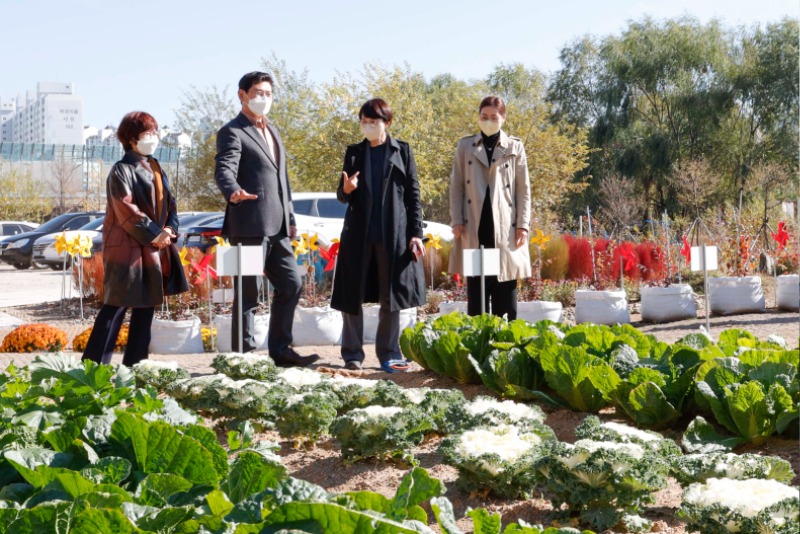 1-1. 이상일 용인특례시장이 기흥구 공세동에 위치한 용인시민농장을 살펴보고 있다..jpg