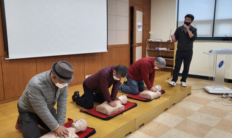 4. 남사읍이 마을 이장과 행정복지센터 전 직원을 대상으로 심폐소생술 교육을 실시했다..jpg