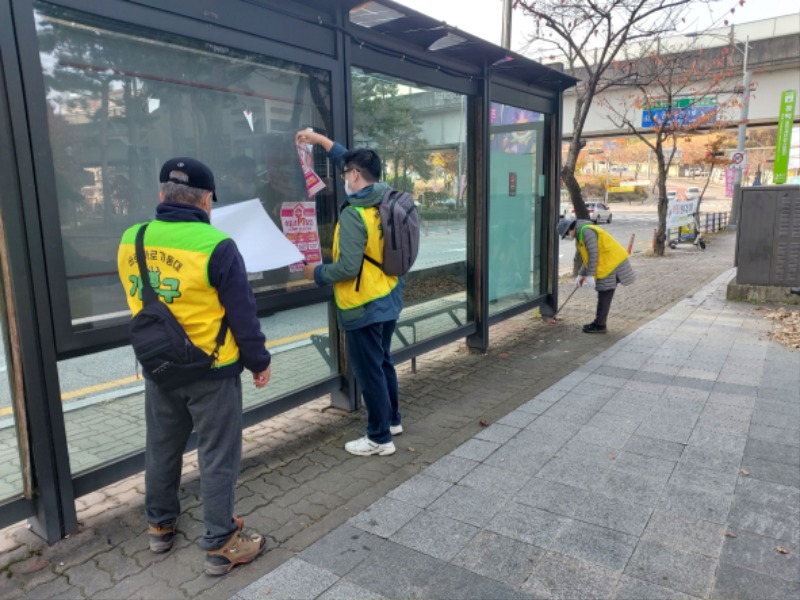 2. 바로바로기동대가 동백역 인근 버스정류장에서 광고물을 수거하고 있다..jpg