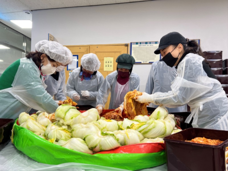 221118_구갈동, 강남대 학생·교직원과 지역단체들 마음 합쳐 김장 나눔_사진(2).jpg