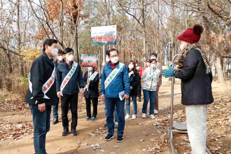 1-4. 이상일 용인특례시장이 19일 산불예방 캠페인 중 시민과 대화를 나누고 있다.jpg