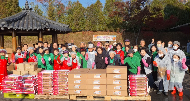 3. 남사읍 새마을부녀회가 김장철을 맞아 관내 홀로 어르신을 위해 김장나눔 행사를 가졌다..jpg