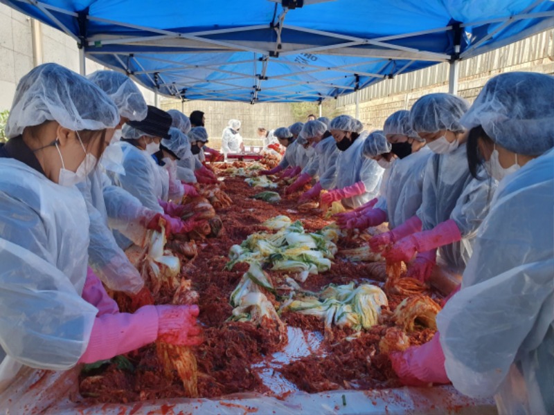 7-2. 용인특례시 기흥구 마북동은 지난 24일 어려운 이웃을 돕기 위한 사랑의 김장 김치 나눔행사를 열었다..jpg