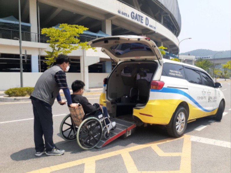 1. 한 시민이 용인시 교통약자 특별교통수단을 이용하고있다.jpg