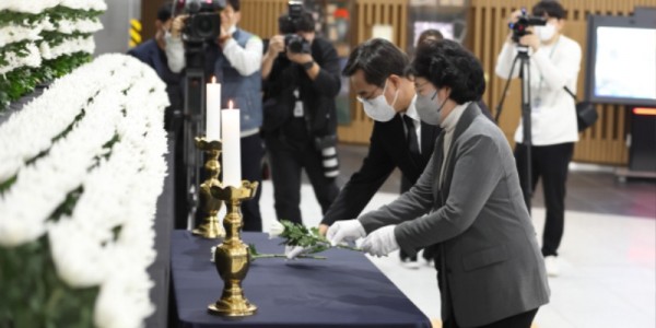 이태원 사고 사망자 합동분향소 조문.jpg