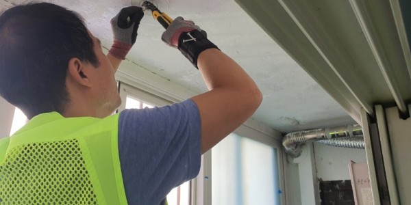 6. 행복을 같이하는 사람들이 이동읍의 소외 이웃을 위해 집 고쳐주기 봉사를 펼쳤다..jpeg