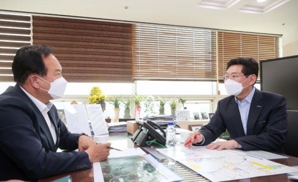 1-4. 두 도시의 도로망에 대해 이야기를 나누고 있는 이상일 용인특례시장과 이권재 오산시장.JPG