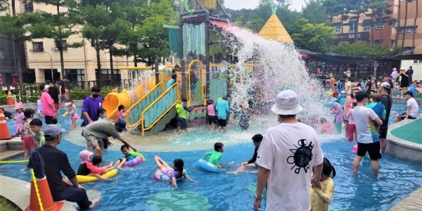 2. 기흥구 물내음어린이공원 물놀이터에서 시민들이 물놀이를 즐기는 모습.jpg