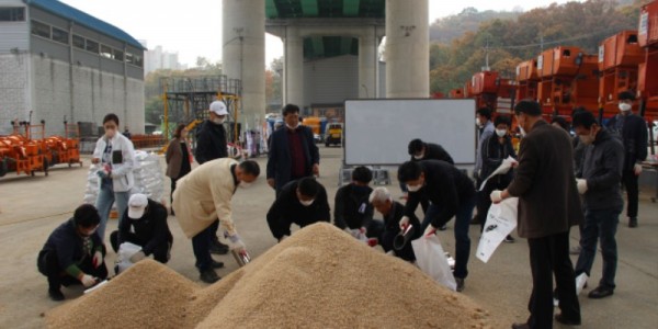 9-1. 모래주머니 만들기를 시연하고 있는 모습.jpg
