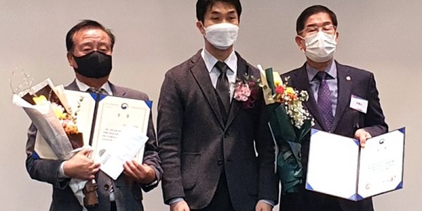 2. 왼쪽부터 김준섭 용인시 하수도사업소장, 우정훈 국토교통부 건설산업과 과장, 박상경 김해시 과장.jpeg