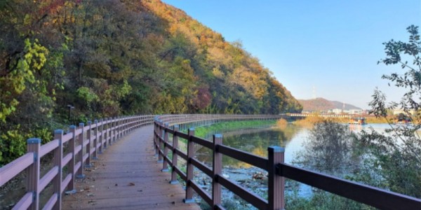 3. 용인특례시가 이동저수지에 2km 길이의 산책로를 설치했다..jpg