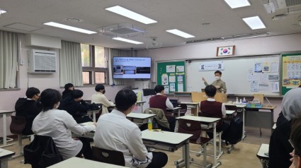 4-1. 용인특례시의 ‘시민 휴먼북’이 포곡고등학교 학생들과 만나 진로에 대한 고민을 함께 나눴다..jpg