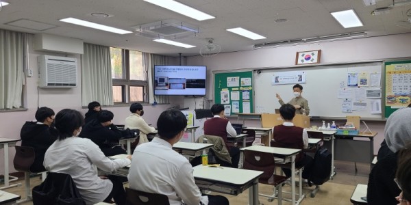4-1. 용인특례시의 ‘시민 휴먼북’이 포곡고등학교 학생들과 만나 진로에 대한 고민을 함께 나눴다..jpg