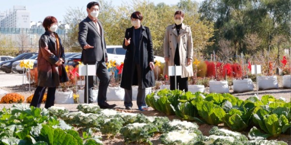 1-1. 이상일 용인특례시장이 기흥구 공세동에 위치한 용인시민농장을 살펴보고 있다..jpg