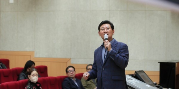 2-1. 이상일 용인특례시장이 5일 SMU 새마을대학 최고 경영자 과정에 강사로 참여해 ‘스토리가 있는 그림의 세계’를 주제로 특강을 진행했다..JPG