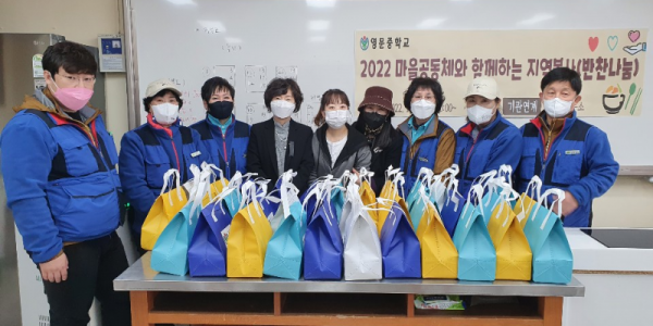 8. 포곡읍 행복마을관리소가 홀로 어르신과 한부모가정을 위해 정성이 가득 담긴 밑반찬을 지원했다..png