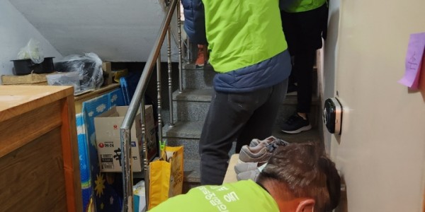 용인특례시 기흥구 마북동은 동 지역사회보장협의체, 현대모비스 직원 봉사단 모든행 등이 참여해 지난 5일 열악한 환경에 살고 있는 취약계층 3가구의 주거환경을 개선했다고 7일 밝혔다.jpg