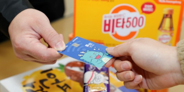 한 시민이 용인와이페이 조아용 카드를 이용해 물건을 구매하고 있다.jpg