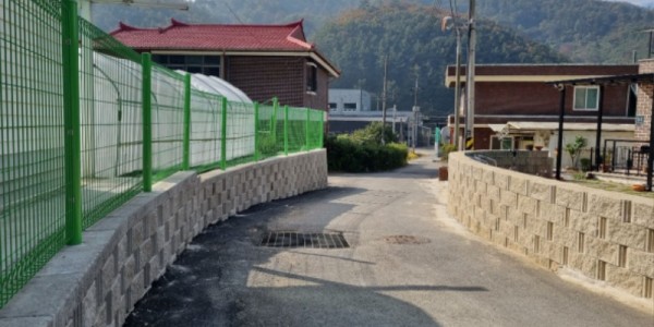 2. 이동읍이 마을 주민과 협조해 묵2리 마을회관 진출입로를 확장했다..jpg