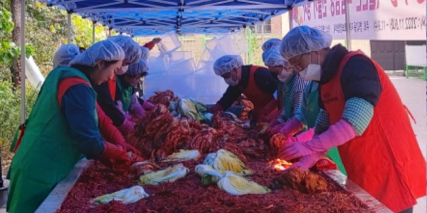 221109_영덕2동, 지역사회보장협의체서 김치 250포기 전달_사진(1).jpg