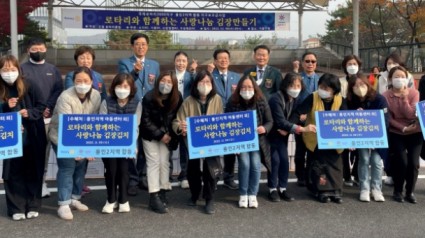 221109_기흥구, 국제로타리3600지구 용인2지역 회원들 김장 나눔 행사_사진(2).jpg