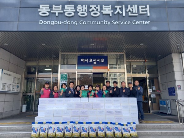 3. 동부동 새마을부녀회가 기탁한 김장김치를 취약계층 80가구에 전달했다..jpg