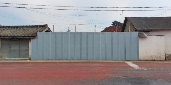 4. 남사읍이 남촌초등학교 앞에 방치된 쓰레기를 처리하고 안전 펜스를 설치했다..jpg