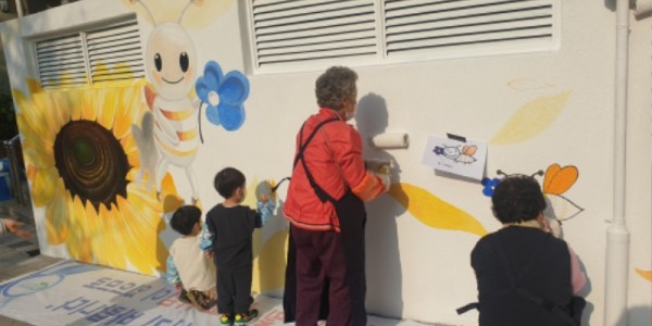 10-1. 벽화를 그리고 있는 어린이들과 어르신.jpg