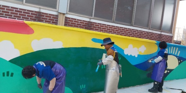 9-2. 포곡읍 행정복지센터 직원들과 행복마을관리소 마음지킴이, 김도후 작가가 마성1리 마을회관 앞 담벼락에 벽화를 그렸다..jpg